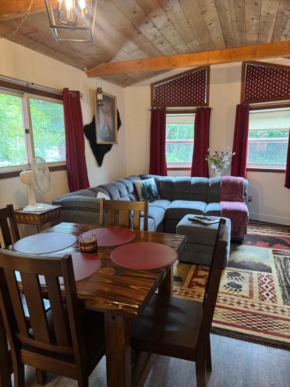 Nauti Otter Inn and Yurt Village - Chalé De 1 Quarto