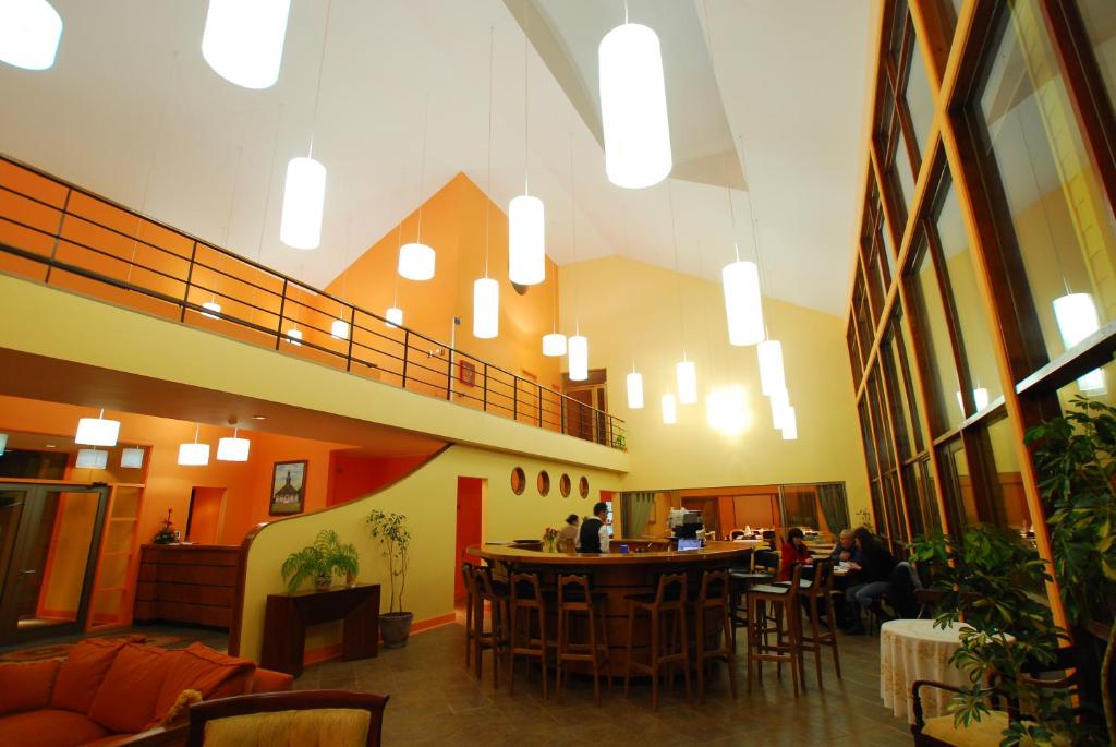 una hall con bar e posti a sedere ai tavoli di Hotel Patagonia Insular a Quellón