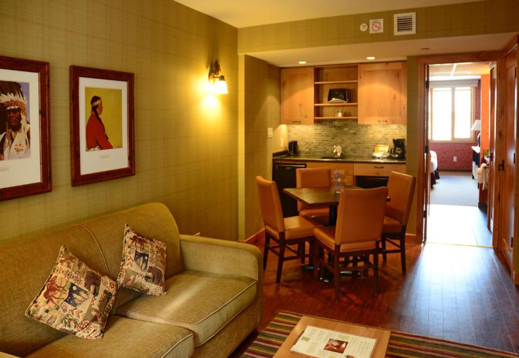 Fox Hotel and Suites photo