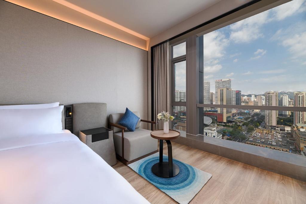 Postel nebo postele na pokoji v ubytování Qingdao Shandong Road Mixc Orange Crystal Hotel