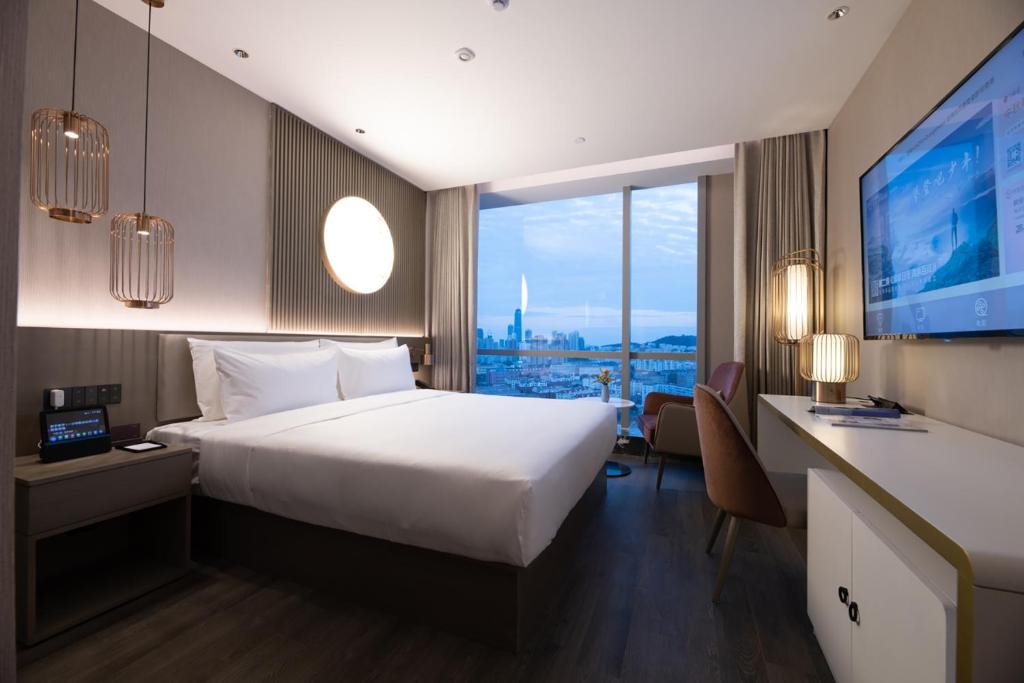Postel nebo postele na pokoji v ubytování Qingdao Shandong Road Mixc Orange Crystal Hotel
