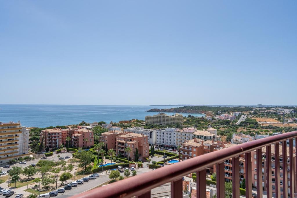een uitzicht op een stad vanaf een balkon bij Sea Top Flat II in Portimão