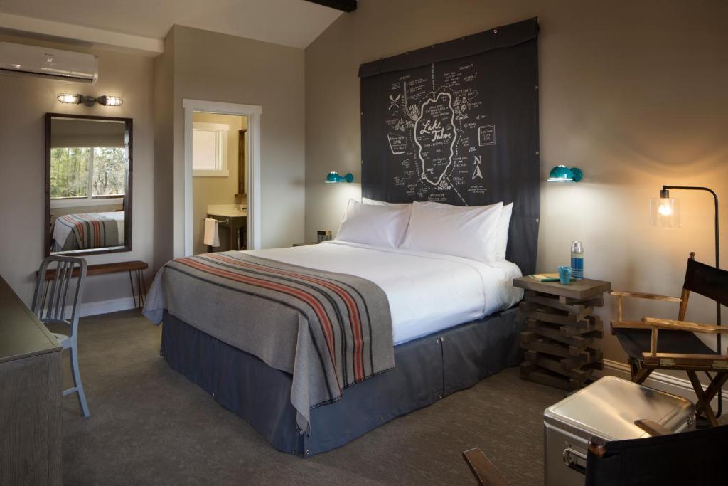 Postel nebo postele na pokoji v ubytování Basecamp Tahoe City