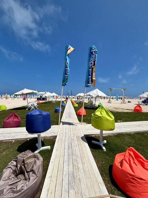 a group of chairs sitting on top of a beach at جوليانا in Dawwār Muşādif Yūnus
