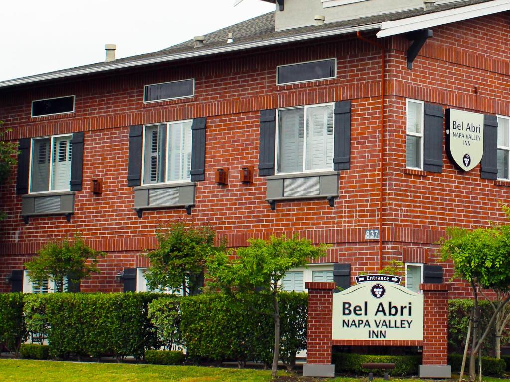 un bâtiment en briques rouges avec un panneau devant lui dans l'établissement Bel Abri Napa Valley Inn, à Napa