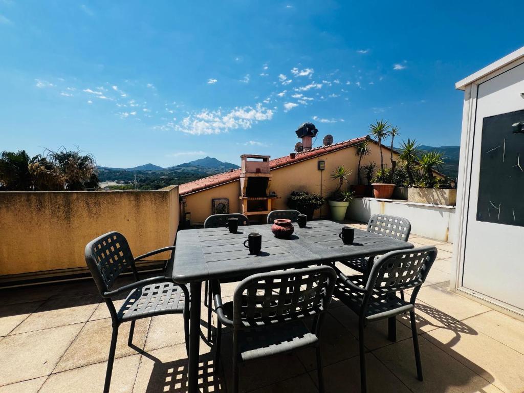 une table et des chaises sur une terrasse avec vue dans l'établissement Appartement T2 à Argelès avec terrasse, barbecue, parking et climatisation - FR-1-309-393, à Argelès-sur-Mer