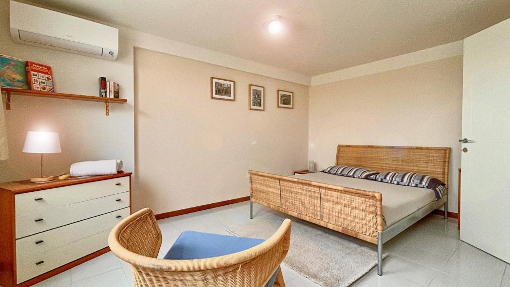 - une chambre avec un lit, une commode et des chaises dans l'établissement Domus Felix Ferienhaus, à San Felice del Benaco