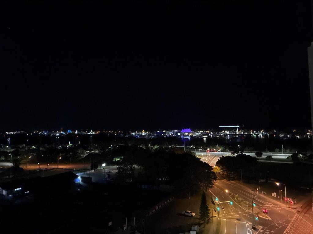 ゴールドコーストにあるLady luxの明かりが灯る夜の街の景色