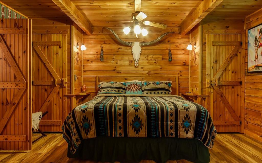 Кровать или кровати в номере The Lakota Wolf Cabin