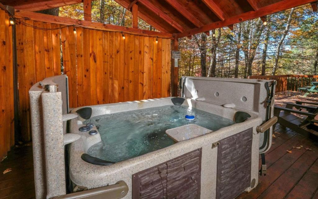ガトリンバーグにあるSugar Hollowの森の小屋にある大きな浴槽