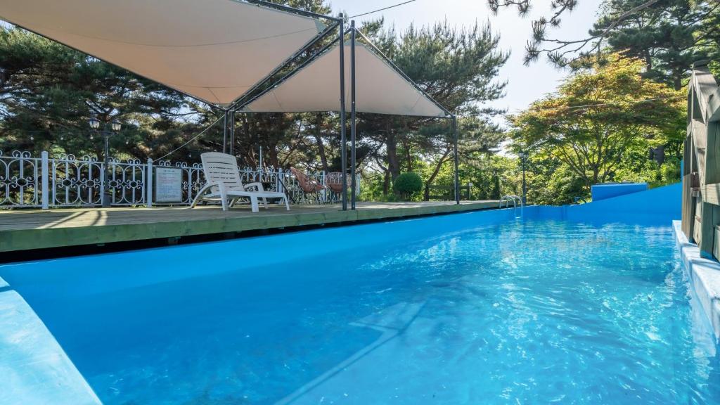 Bazén v ubytování Seokmodo supsokbadapunggyeong pension nebo v jeho okolí