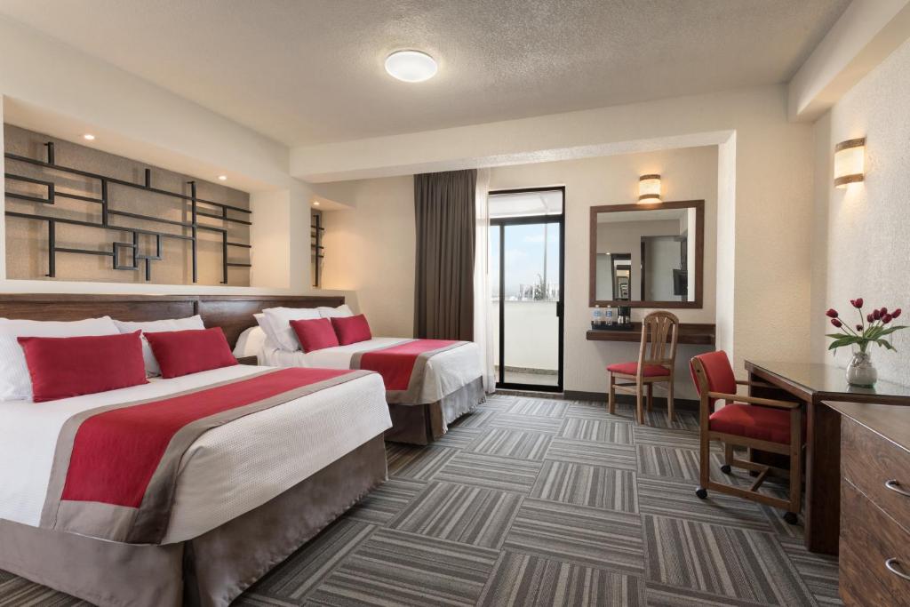Postel nebo postele na pokoji v ubytování Ramada Plaza by Wyndham Leon