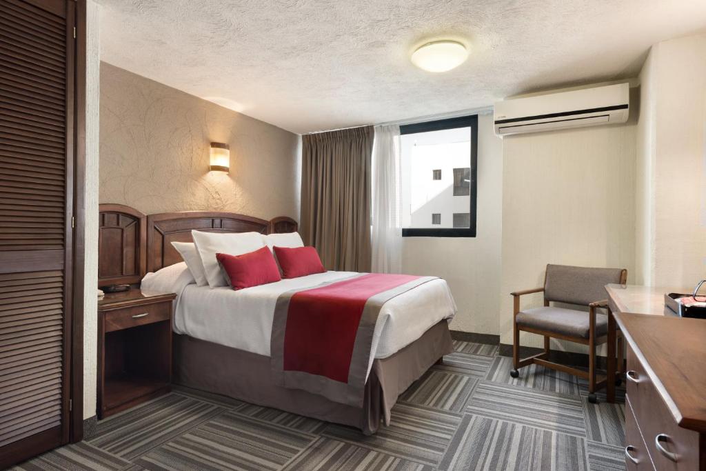 Postel nebo postele na pokoji v ubytování Ramada Plaza by Wyndham Leon