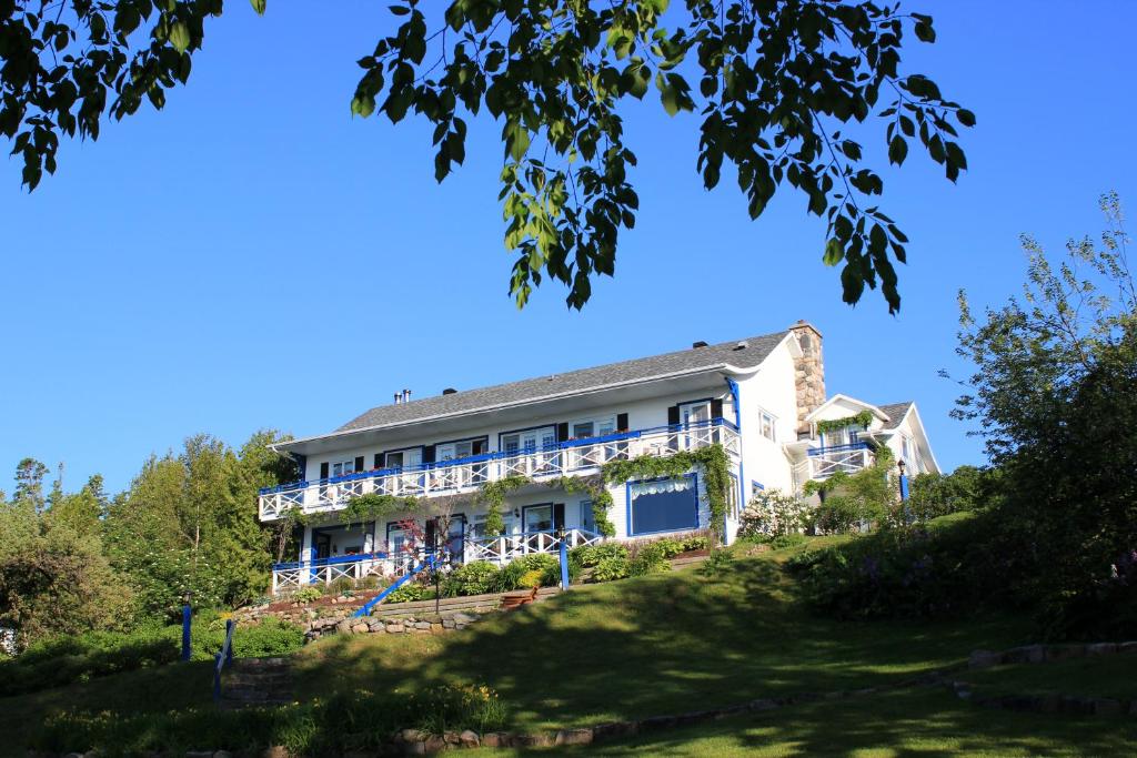 Aed väljaspool majutusasutust Auberge Fleurs de Lune