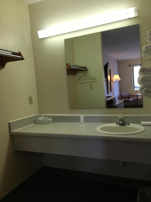 Salt Creek Inn - Economy Single Room