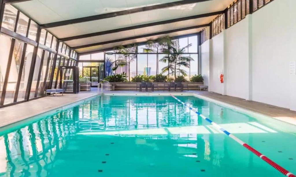 una piscina con agua azul en un edificio en 2BR Unit Heart of Surfers Paradise - Spa, Pool, en Gold Coast