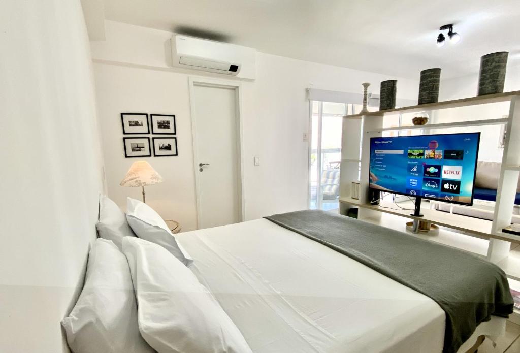 Postel nebo postele na pokoji v ubytování Studio a 100m Bosque, Centro e Cambuí- Home Office, Piscina, Sauna, Jacuzzi, Fitness