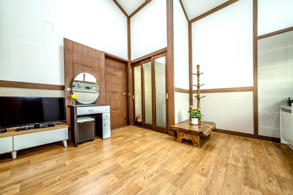 TV a/nebo společenská místnost v ubytování Jeju Myung House