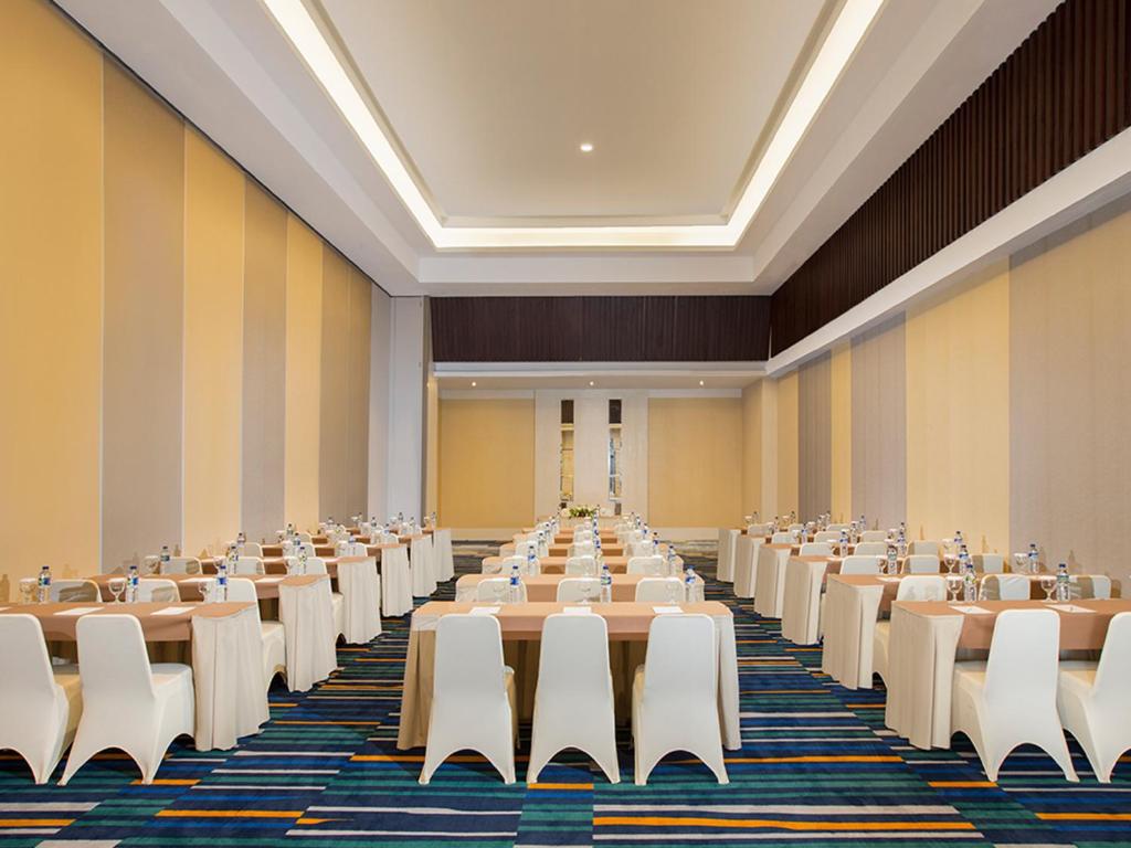 Konferenční prostory v ubytování Hotel Santika Pekalongan