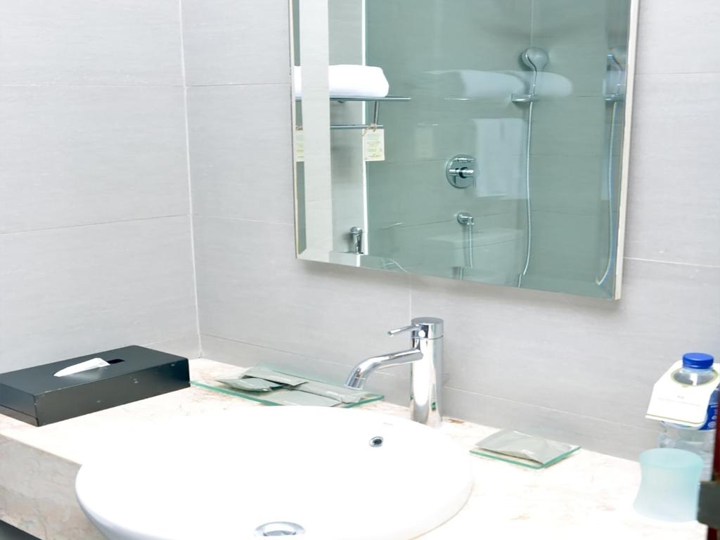 Koupelna v ubytování Hotel Santika Pekalongan