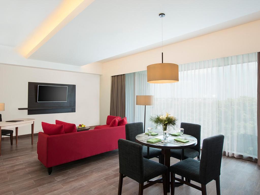 TV a/nebo společenská místnost v ubytování Hotel Santika Pekalongan