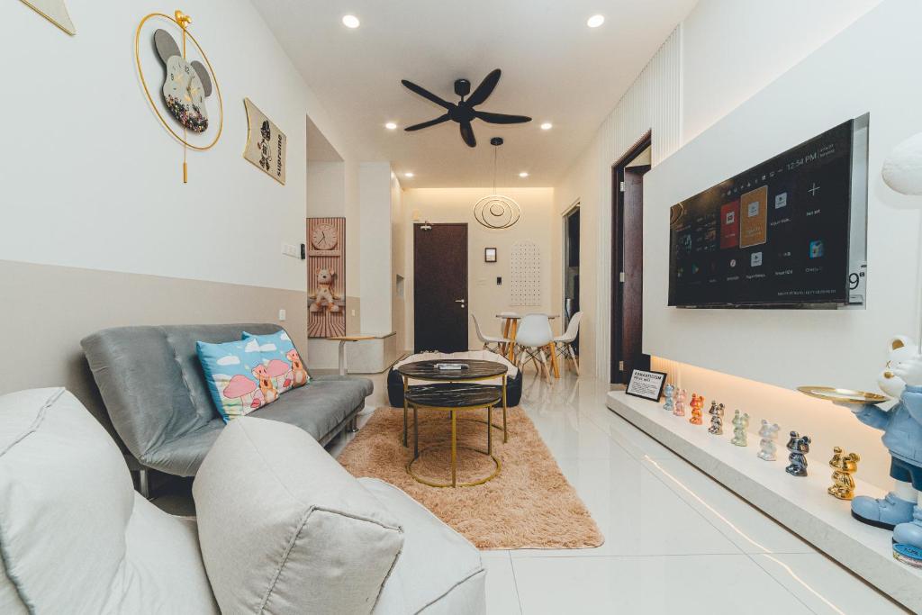 TV a/nebo společenská místnost v ubytování Country Garden Kingsbay Toys Fun 2BR 4Pax Balcony by Our Stay