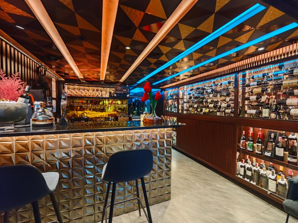 CRIMSON SERIES - Boutique Hotel & Wine Bar - Resim 4