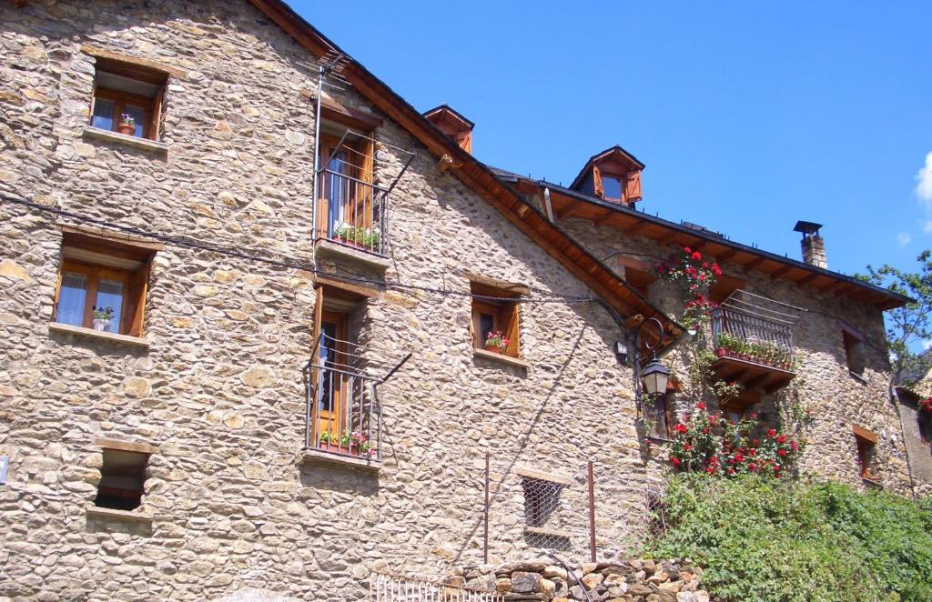 DurroにあるCa de Garbotの窓と花の石造りの建物