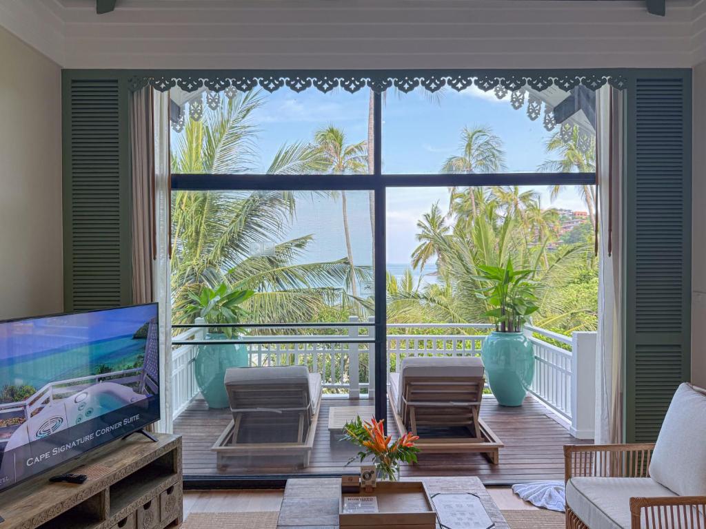 TV a/nebo společenská místnost v ubytování Cape Panwa Hotel Phuket
