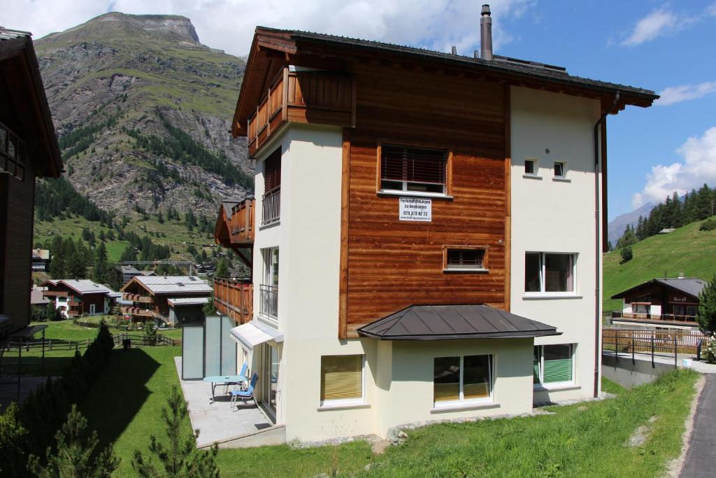 ein Haus mit einem Berg im Hintergrund in der Unterkunft Zanana in Zermatt