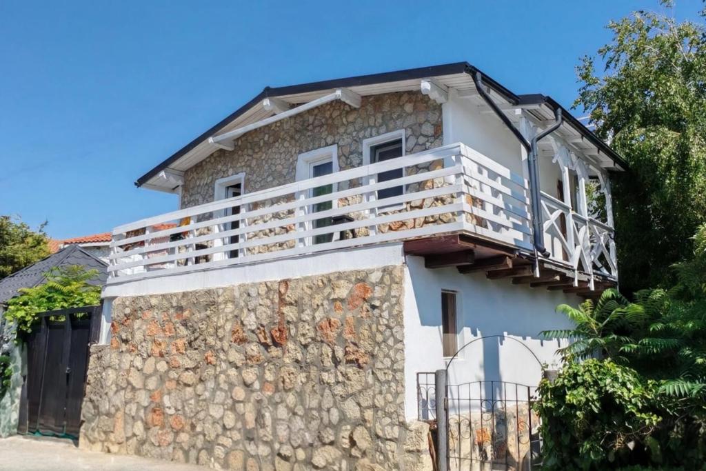 Το κτήριο όπου στεγάζεται  ο ξενώνας