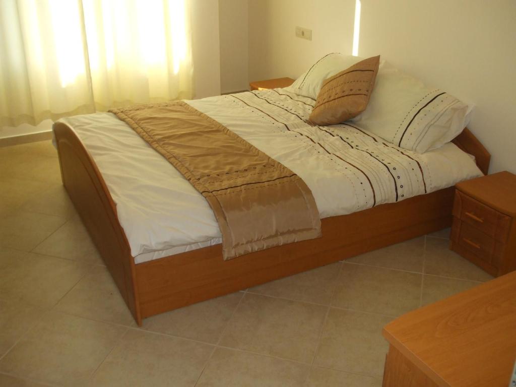 ロゼネッツにあるSamara Apartmentのベッド(白いシーツ、枕付)