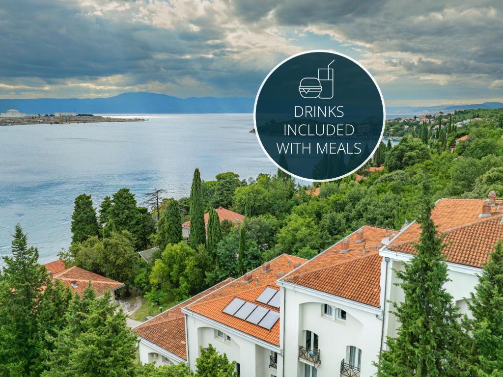 ein Schild mit der Aufschrift „Getränke im Preis inbegriffen“ über einem Gebäude in der Unterkunft Hotel Delfin in Omišalj