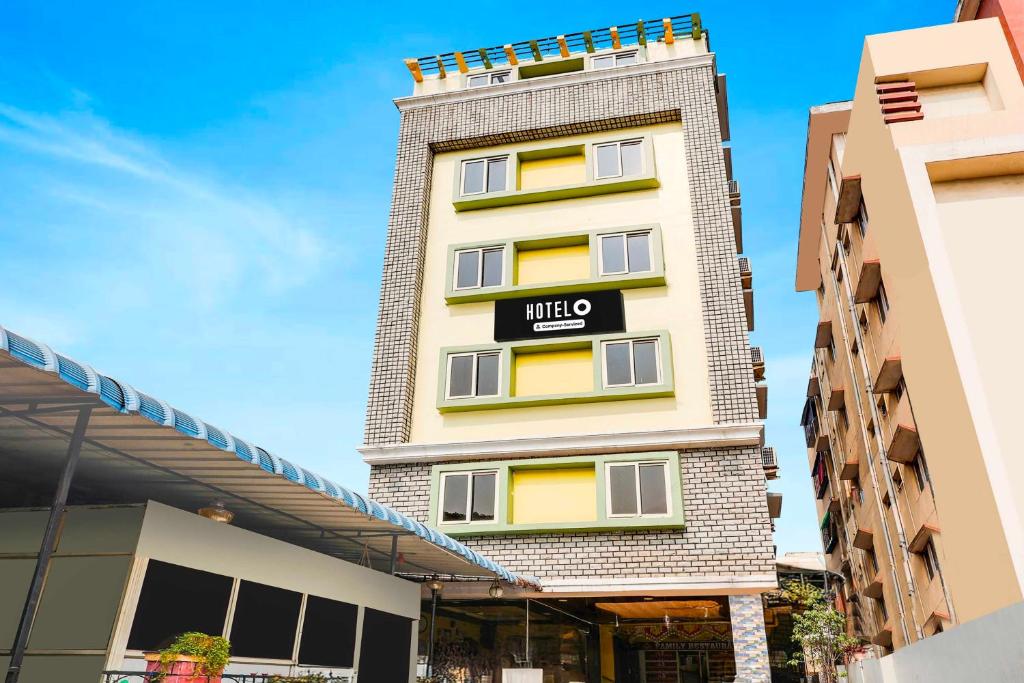 un edificio con un cartel de hotel en él en Hotel O Visakhapatnam Railway Station, en Visakhapatnam