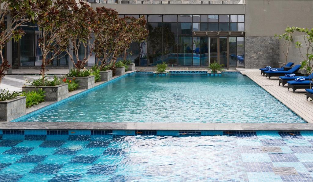 Bazén v ubytování Merlis Hotel Coimbatore nebo v jeho okolí