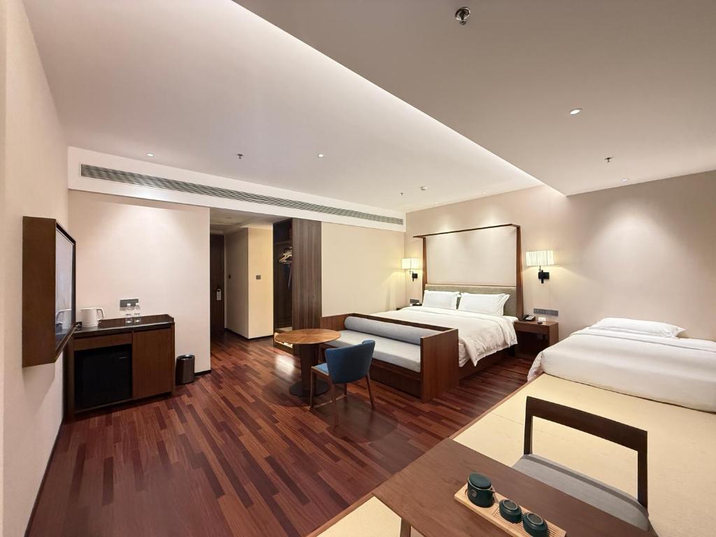 Postel nebo postele na pokoji v ubytování SSAW Boutique Hotel Foshan Qiandeng Lake