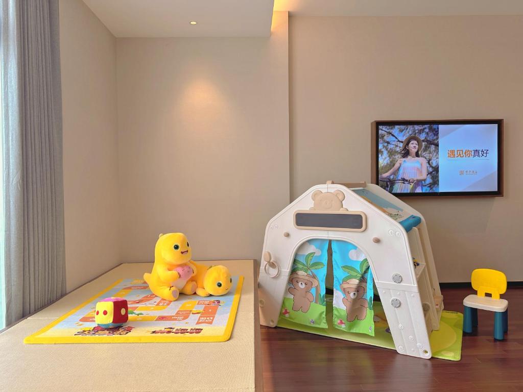 TV a/nebo společenská místnost v ubytování SSAW Boutique Hotel Foshan Qiandeng Lake