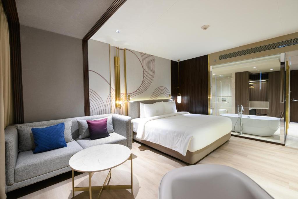 Postel nebo postele na pokoji v ubytování Merlis Hotel Coimbatore