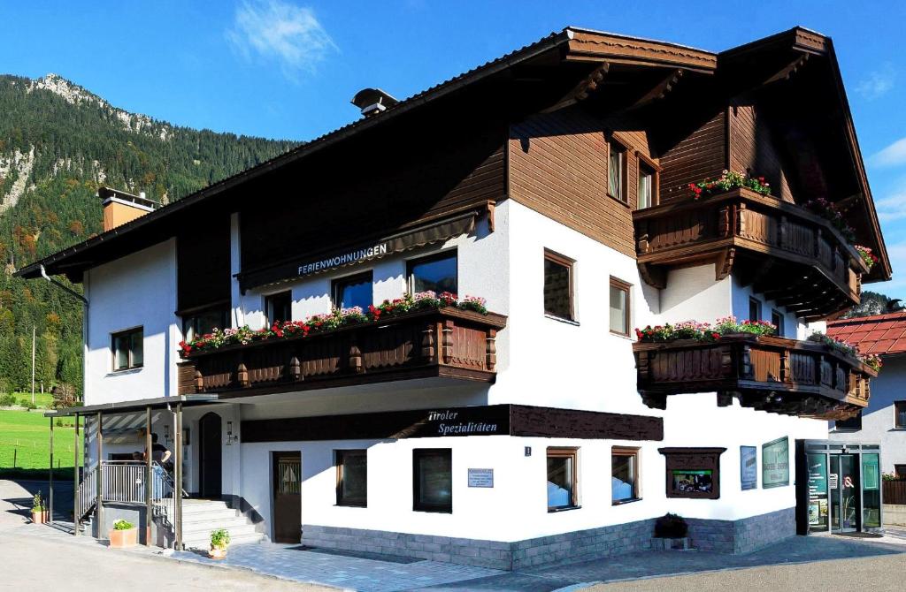 ein Gebäude mit Blumenkästen und Balkonen darauf in der Unterkunft Haus Gebhard in Reutte