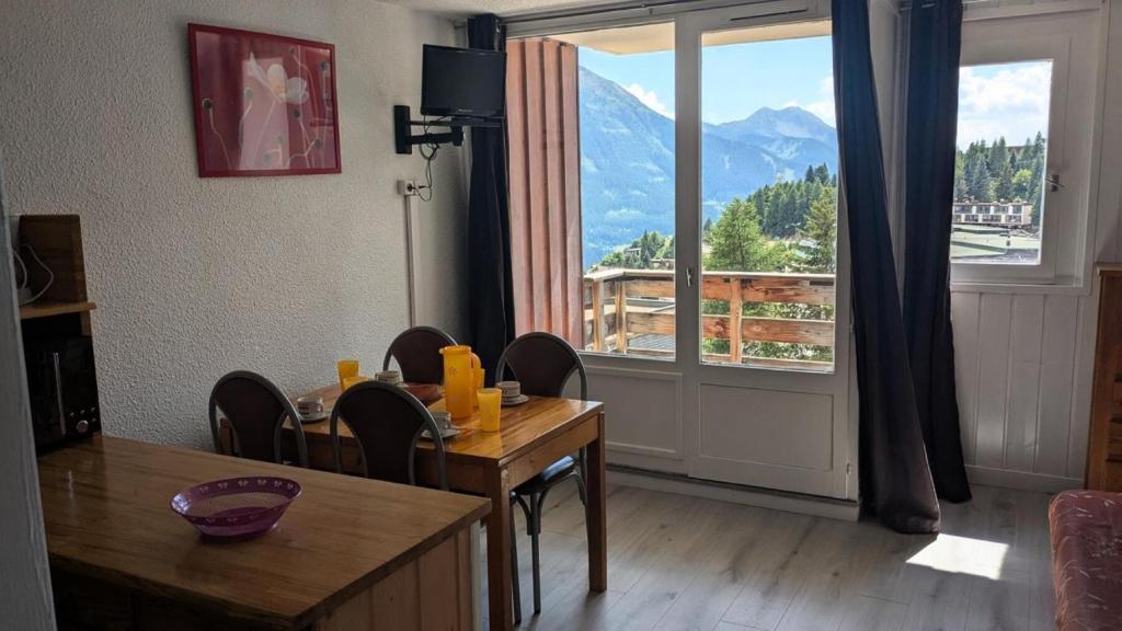 - un salon avec une table, des chaises et une grande fenêtre dans l'établissement Résidence Rond-point-pistes I - Maxi studio 4 pers. n°46A le rond point des pistes 1 centre station MAE-7364, à Orcières