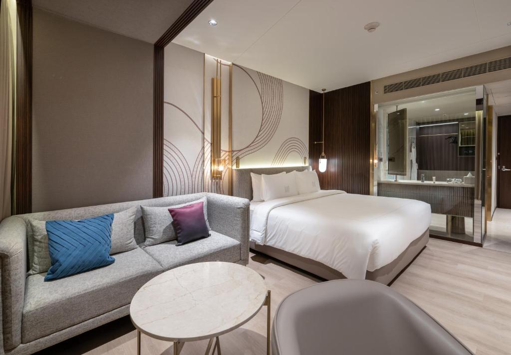Postel nebo postele na pokoji v ubytování Merlis Hotel Coimbatore