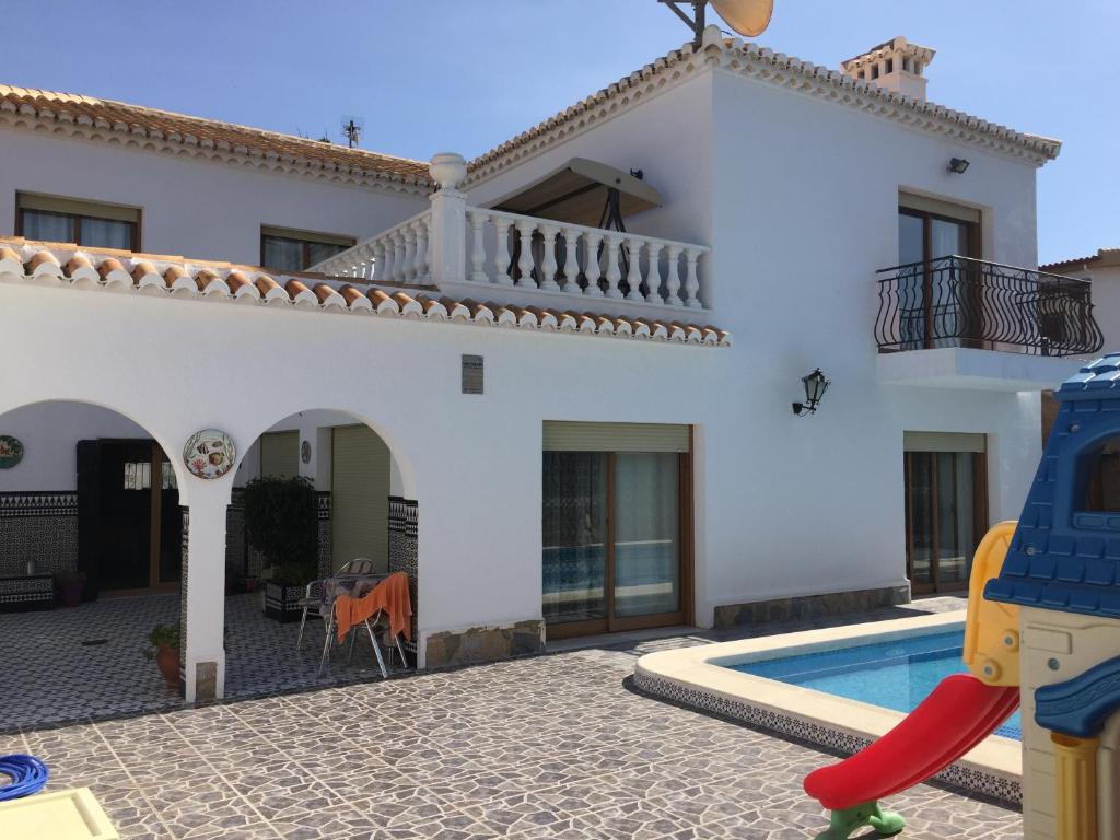 uma villa com uma piscina e uma casa em Esperanza em Torrevieja