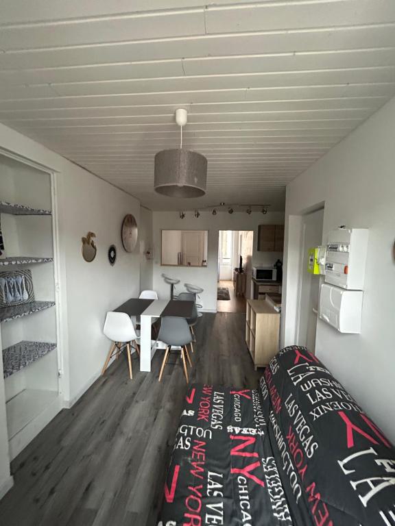 ヴィジーユにあるAppartement plein centreのベッドとテーブルと椅子のある部屋