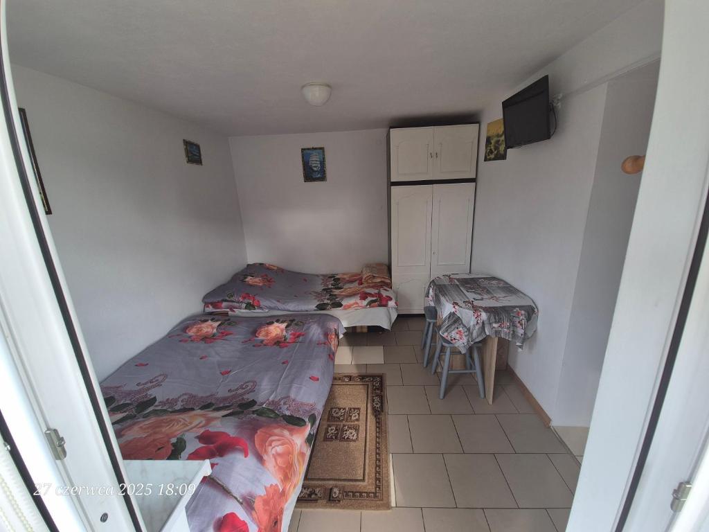 Posteľ alebo postele v izbe v ubytovaní Dom Bursztynek - domek (sad)
