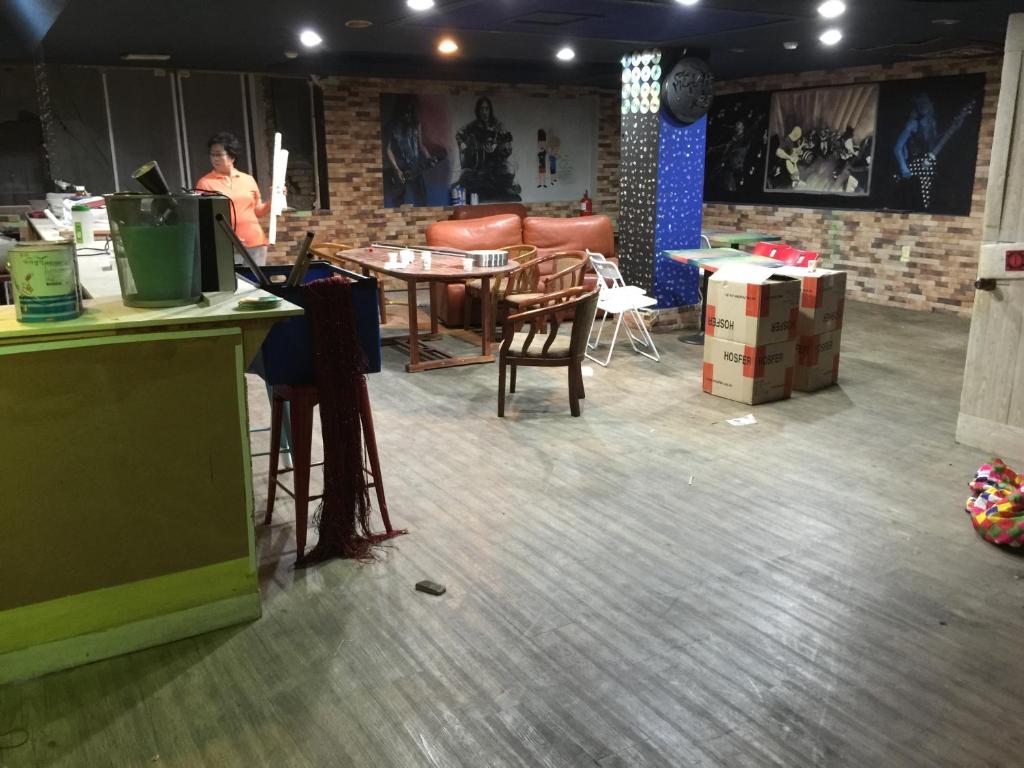 um quarto com uma mesa e cadeiras e uma pessoa em K Motel em Daegu