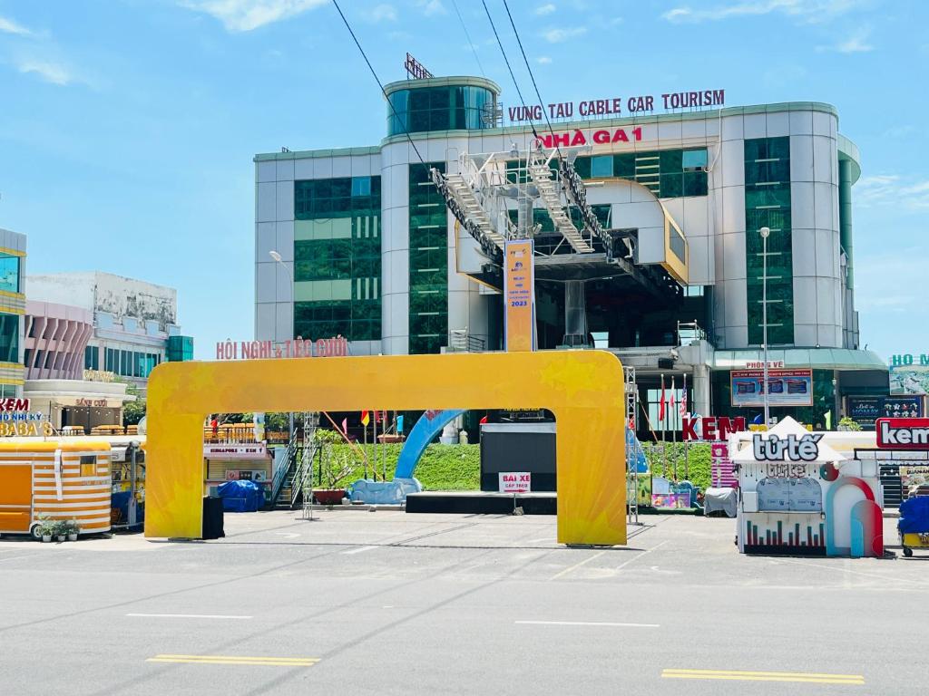 Večerní zábavní program pro hosty v ubytování HỒ MÂY PARK Vũng Tàu Khách Sạn - Resort