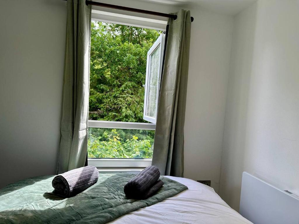 Кровать или кровати в номере The Truck With Private Hot Tub - Forest View