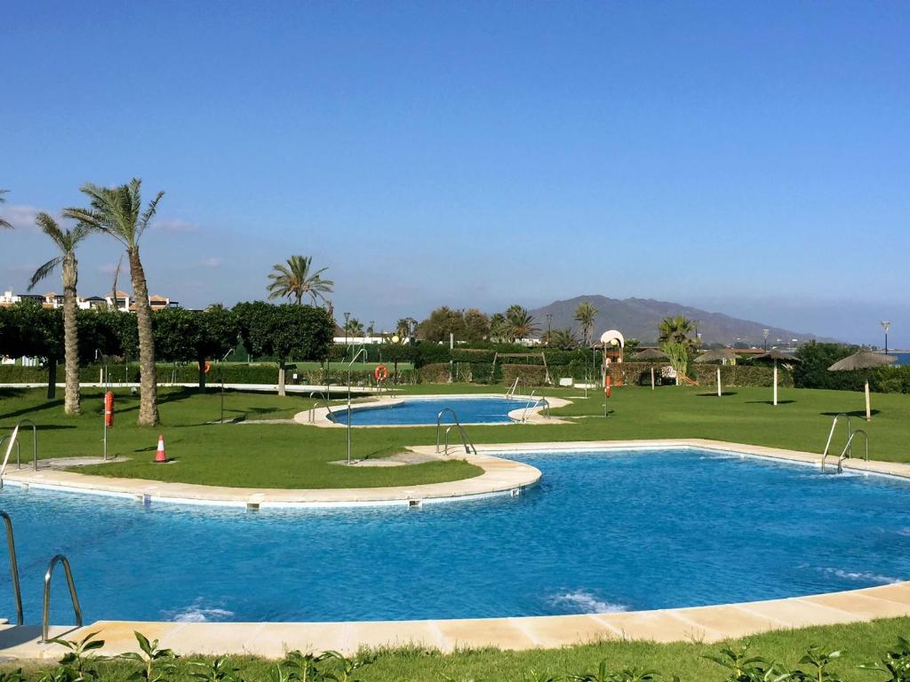 Bazén v ubytovaní Apartamento VenAVera Playa de Baria 2 K-1D Primera Línea Gran Terraza y WIFI alebo v jeho blízkosti