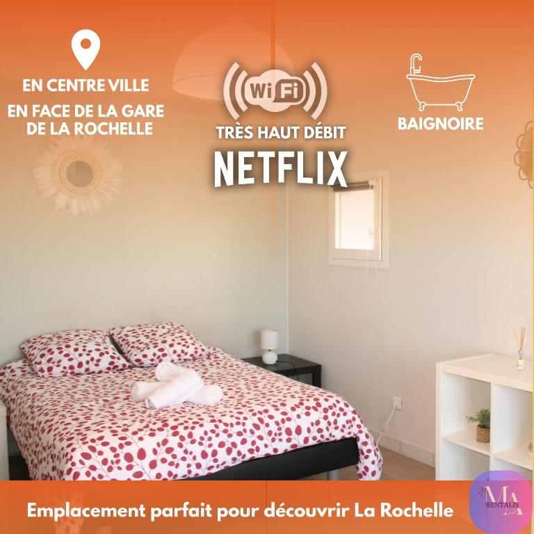 une chambre avec un lit et un panneau indiquant Netflix dans l'établissement Studio cozy face à la gare, centre ville, wifi, à La Rochelle