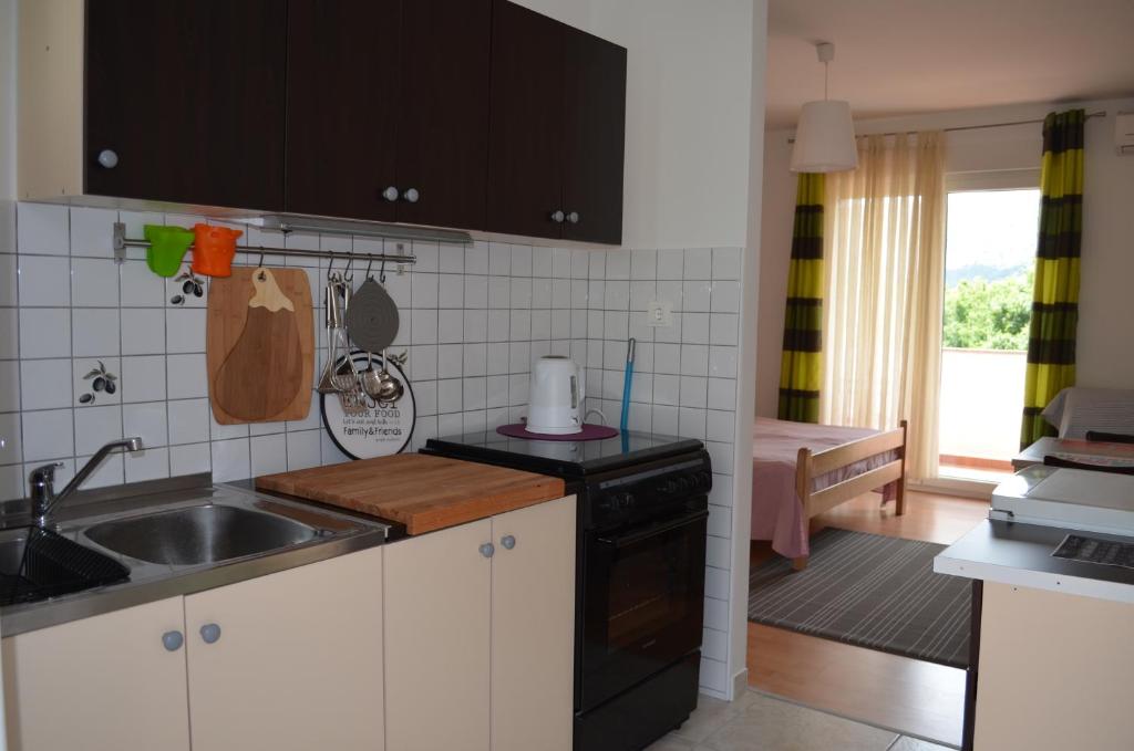 Kuchyň nebo kuchyňský kout v ubytování Apartments Mili